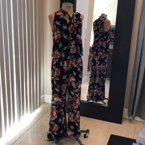 🌺NWT OOTD FLORAL JUMPSUIT🌺